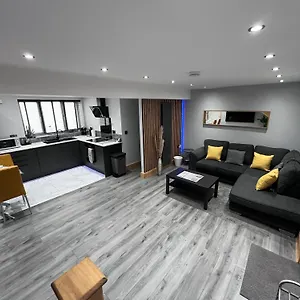Entire Two Bedroom & Free Parking Apartment