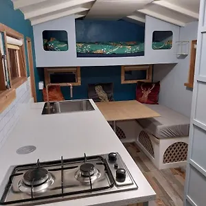 Tiny - With Private Shower In Separate Outbuilding Apartment